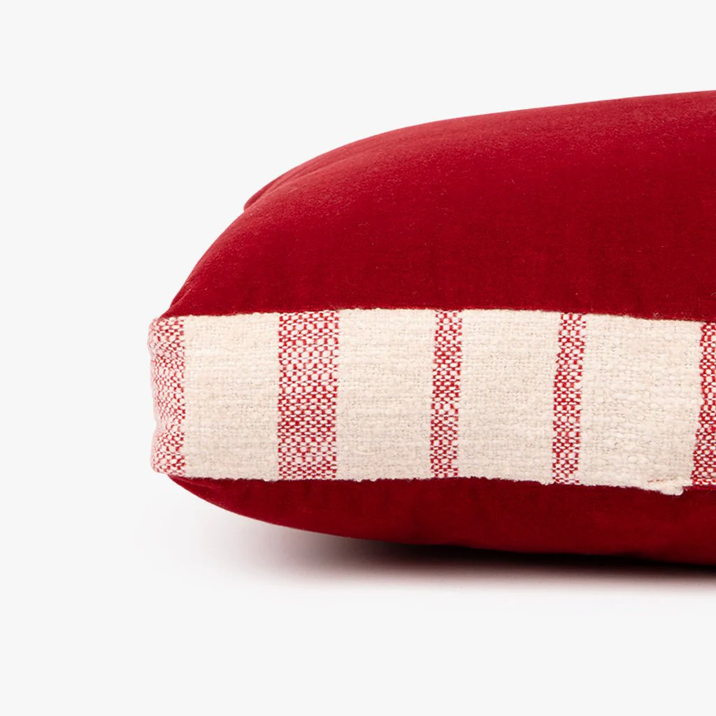 Almofada de Veludo Vermelha com Riscas Brancas COZY - Image 3