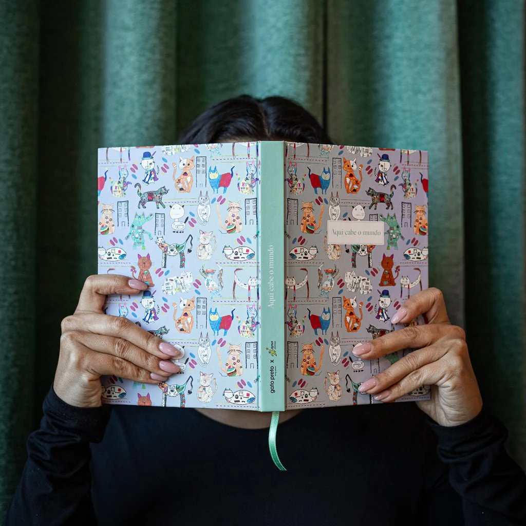 Journal Gatos A5 – Aqui Cabe o Mundo | Design by Gato Preto x APSA